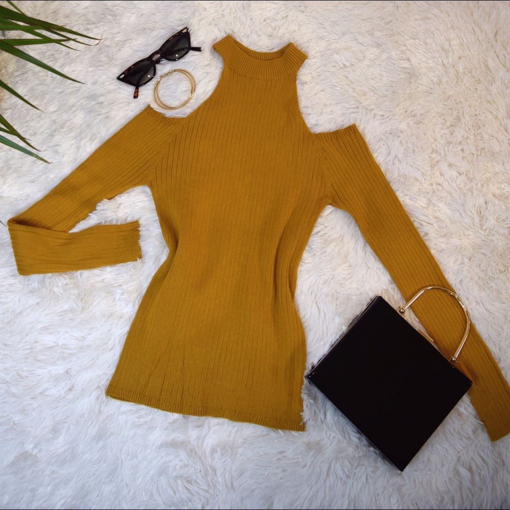 Ribbed Cold Shoulder Body Fit Long-sleeve